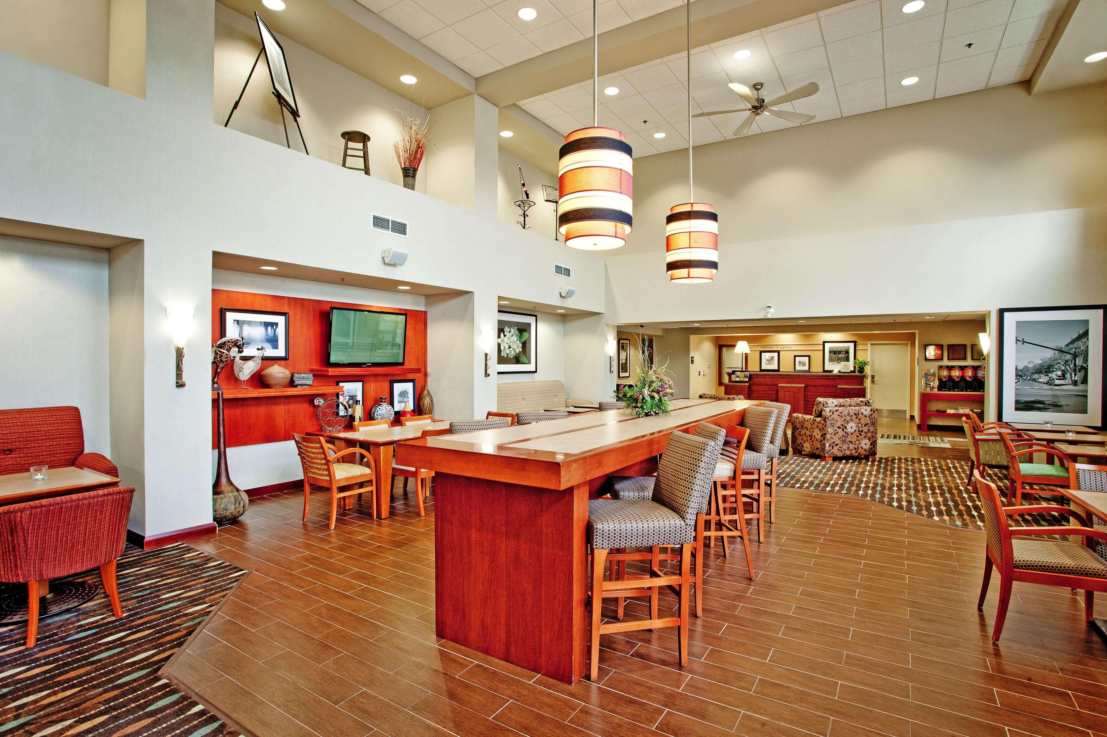 Hampton Inn & Suites By Hilton Бари Екстериор снимка