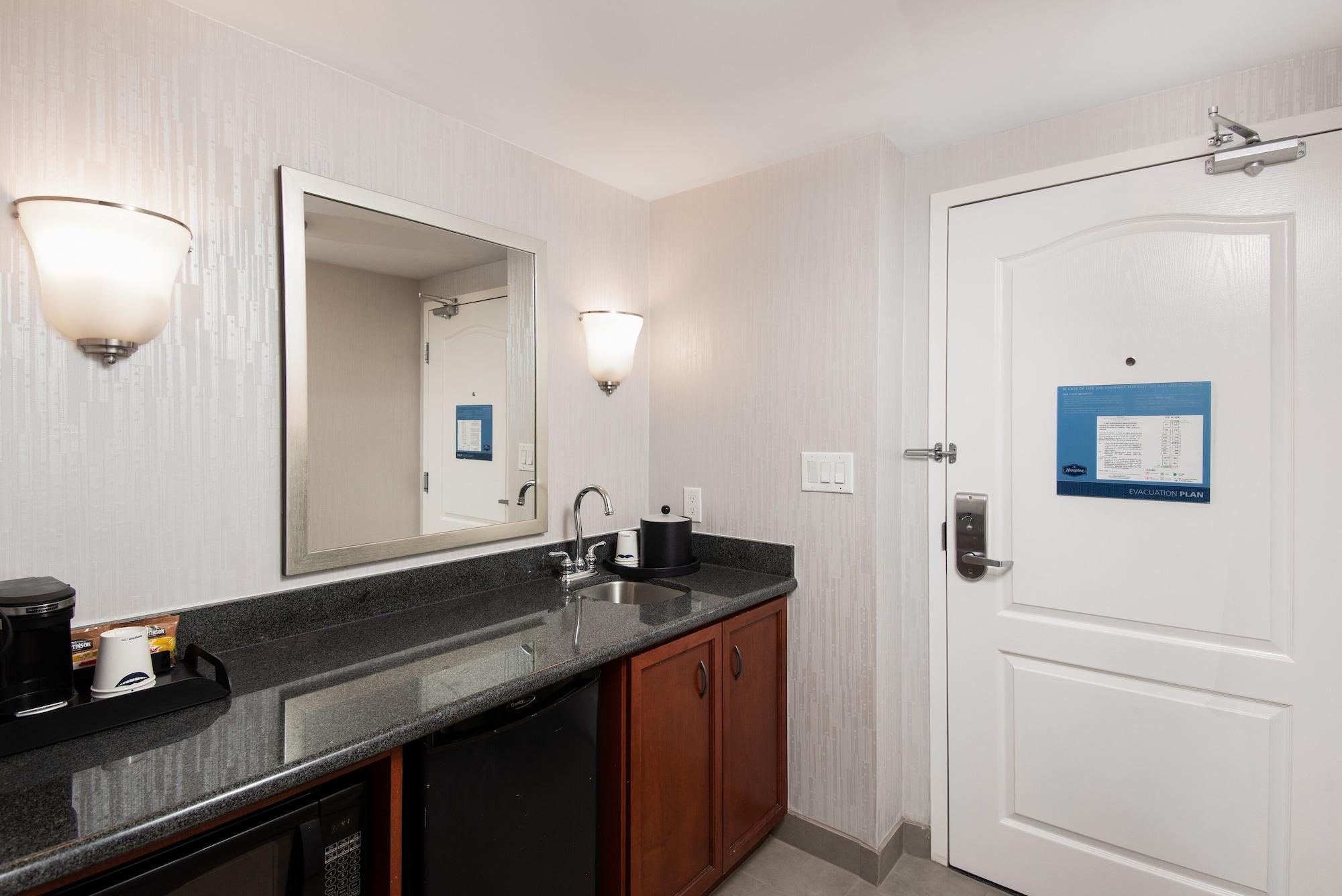 Hampton Inn & Suites By Hilton Бари Екстериор снимка