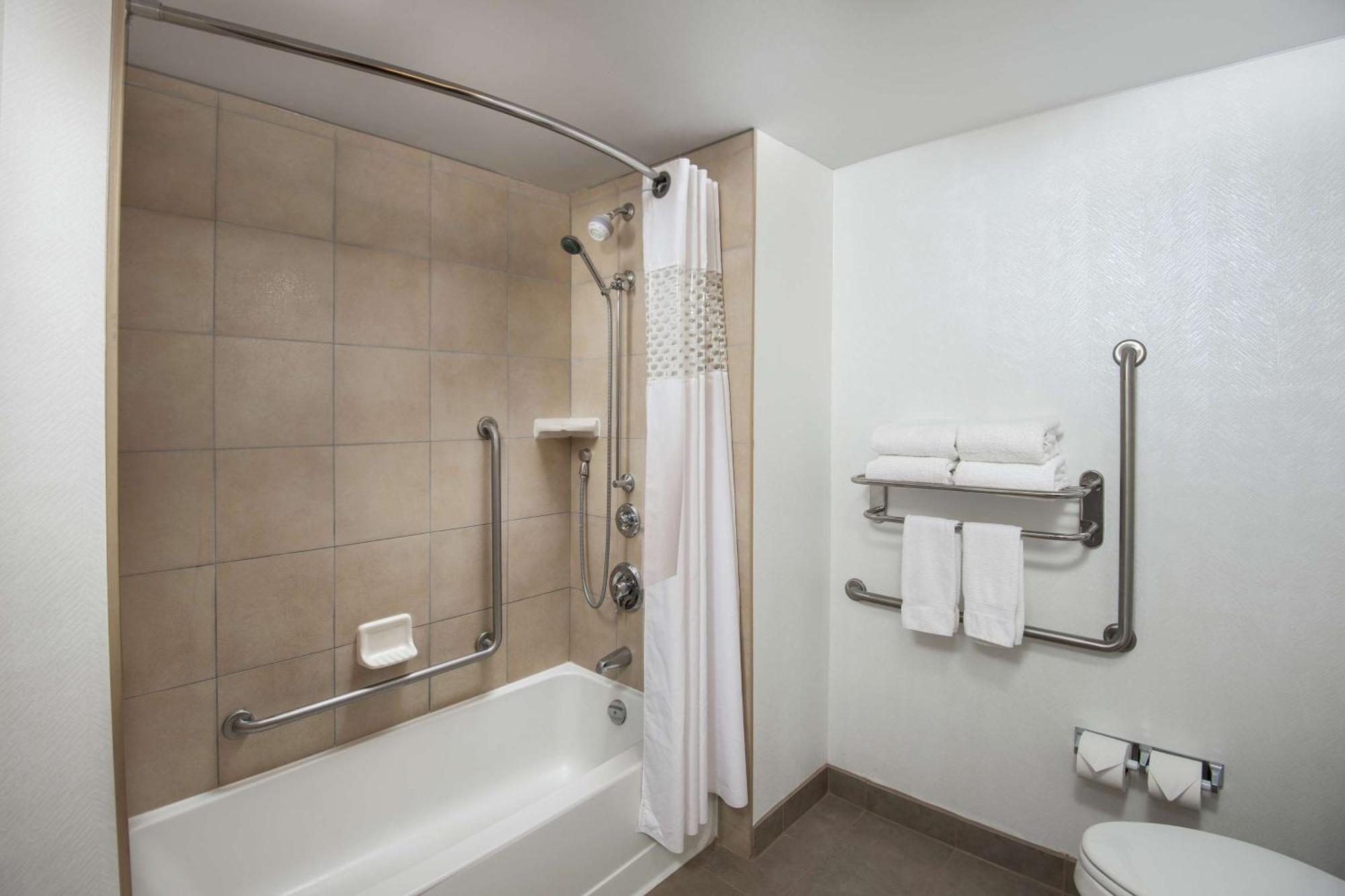 Hampton Inn & Suites By Hilton Бари Екстериор снимка