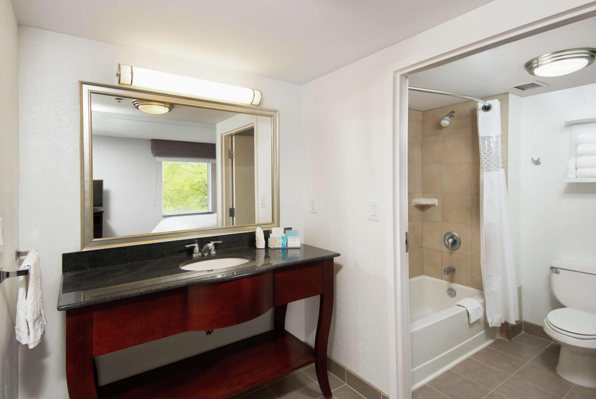 Hampton Inn & Suites By Hilton Бари Екстериор снимка